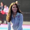 Kate Middleton au parc olympique à Londres en mars 2012, effectuant une démonstration de ses talents au hockey lors d'un entraînement de l'équipe britannique.