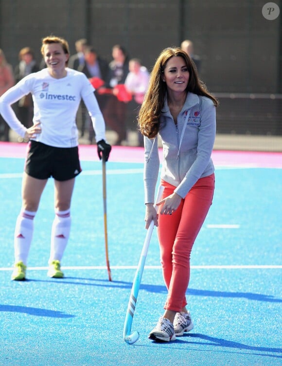Kate Middleton au parc olympique à Londres en mars 2012, effectuant une démonstration de ses talents au hockey lors d'un entraînement de l'équipe britannique.