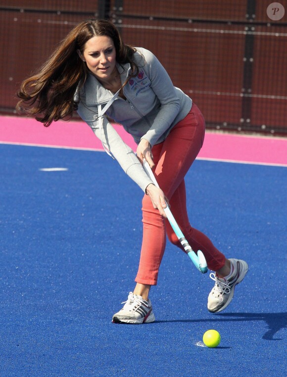 La duchesse de Cambridge au parc olympique à Londres en mars 2012, effectuant une démonstration de ses talents au hockey lors d'un entraînement de l'équipe britannique.