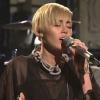 Miley Cyrus interprète son single Wrecking Ball sur le plateau de Saturday Night Live.