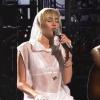 Miley Cyrus interprète son single We Can't Stop en version acoustique sur le plateau de Saturday Night Live.