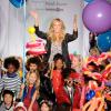 Heidi Klum, entourée d'enfants mannequins lors du 1er défilé de Truly Scrumptious, sa ligne de vêtements et accessoires pour Babies "R" Us. New York, le 5 octobre 2013.