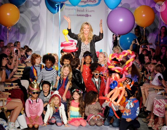 Heidi Klum, entourée d'enfants mannequins lors du 1er défilé de Truly Scrumptious, sa ligne de vêtements et accessoires pour Babies "R" Us. New York, le 5 octobre 2013.