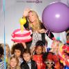 Heidi Klum, entourée d'enfants mannequins lors du 1er défilé de Truly Scrumptious, sa ligne de vêtements et accessoires pour Babies "R" Us. New York, le 5 octobre 2013.