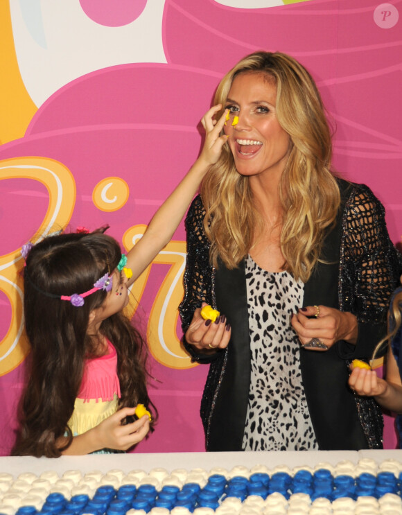 Heidi Klum, créatrice détendue avec ses mannequins enfants lors du défilé Truly Scrumptious à New York, le 5 octobre 2013.