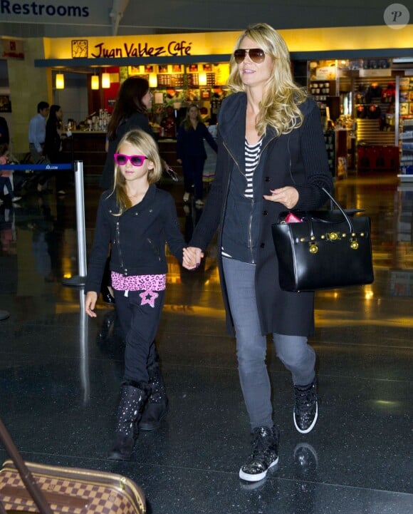 Heidi Klum et sa fille Leni à l'aéroport de New York, le 5 octobre 2013.