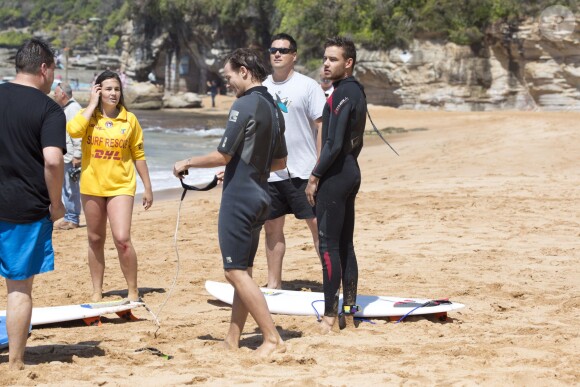 Liam Payne et Louis Tomlinson du groupe One Direction apprennent à faire du surf sur une plage de Sydney, le 7 octobre 2013.