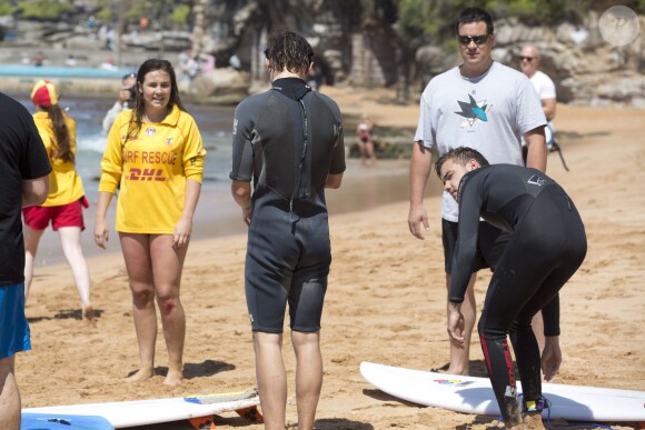 Liam Payne et Louis Tomlinson du groupe One Direction apprennent à faire du surf sur une plage de Sydney, le 7 octobre 2013.
