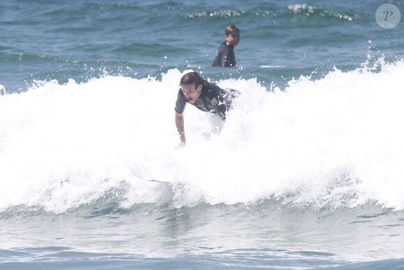 Liam Payne et Louis Tomlinson du groupe One Direction apprennent à faire du surf sur une plage de Sydney, le 7 octobre 2013.
