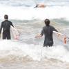Liam Payne et Louis Tomlinson des One Direction apprennent à faire du surf sur une plage de Sydney, le 7 octobre 2013.