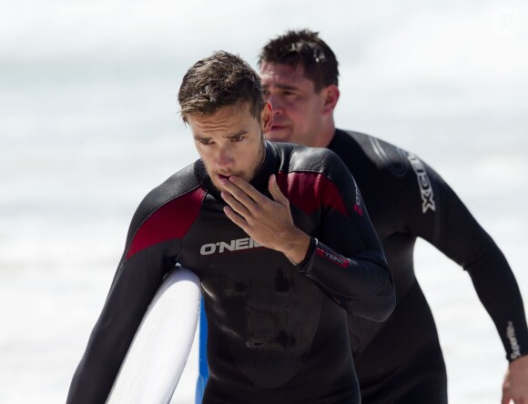 Liam Payne et Louis Tomlinson du groupe One Direction apprennent à faire du surf sur une plage de Sydney, le 7 octobre 2013.