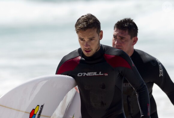 Liam Payne et Louis Tomlinson du groupe One Direction apprennent à faire du surf sur une plage de Sydney, le 7 octobre 2013.