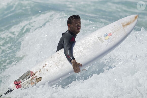 Liam Payne et Louis Tomlinson du groupe One Direction apprennent à faire du surf sur une plage de Sydney, le 7 octobre 2013.