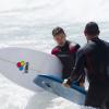 Liam Payne et Louis Tomlinson du groupe One Direction apprennent à faire du surf sur une plage de Sydney, le 7 octobre 2013.
