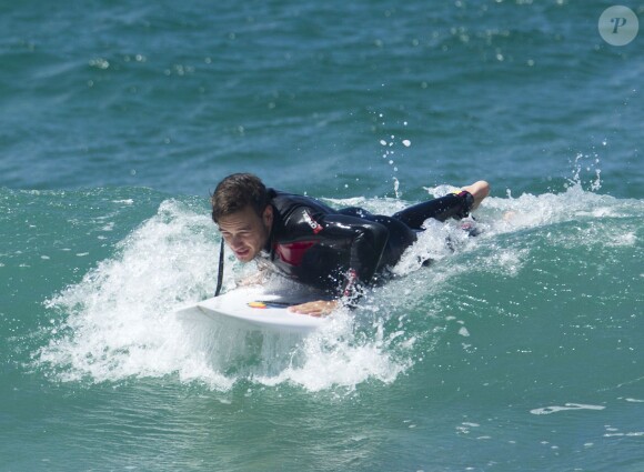 Liam Payne et Louis Tomlinson du groupe One Direction apprennent à faire du surf sur une plage de Sydney, le 7 octobre 2013.