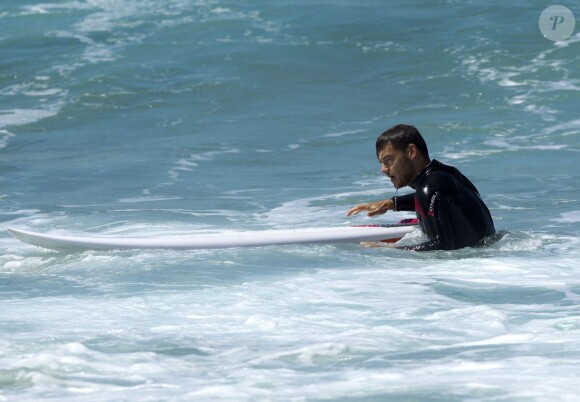 Liam Payne et Louis Tomlinson du groupe One Direction apprennent à faire du surf sur une plage de Sydney, le 7 octobre 2013.