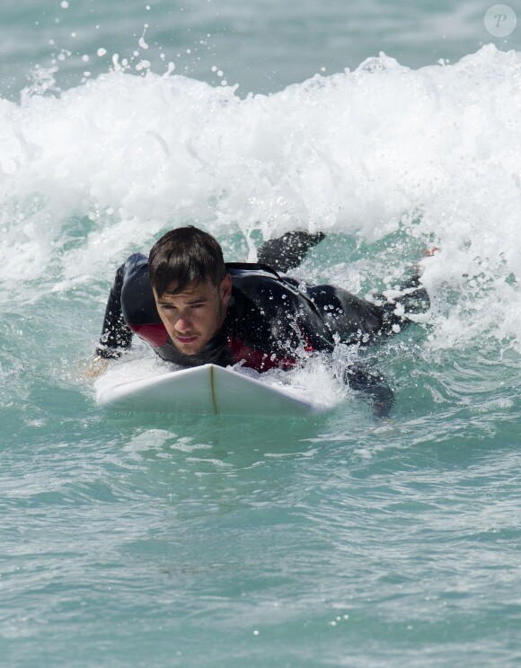 Liam Payne et Louis Tomlinson du groupe One Direction apprennent à faire du surf sur une plage de Sydney, le 7 octobre 2013.