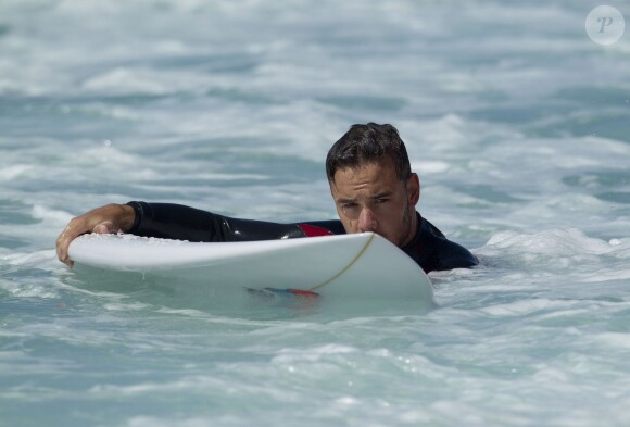 Liam Payne et Louis Tomlinson du groupe One Direction apprennent à faire du surf sur une plage de Sydney, le 7 octobre 2013.