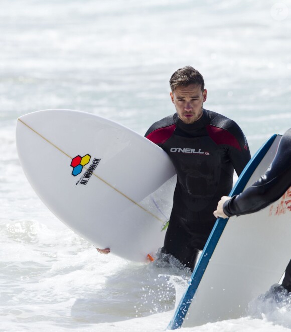 Liam Payne et Louis Tomlinson du groupe One Direction apprennent à faire du surf sur une plage de Sydney, le 7 octobre 2013.