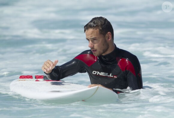 Liam Payne et Louis Tomlinson du groupe One Direction apprennent à faire du surf sur une plage de Sydney, le 7 octobre 2013.