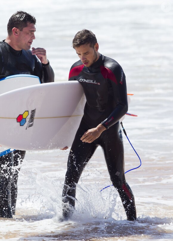 Liam Payne et Louis Tomlinson du groupe One Direction apprennent à faire du surf sur une plage de Sydney, le 7 octobre 2013.