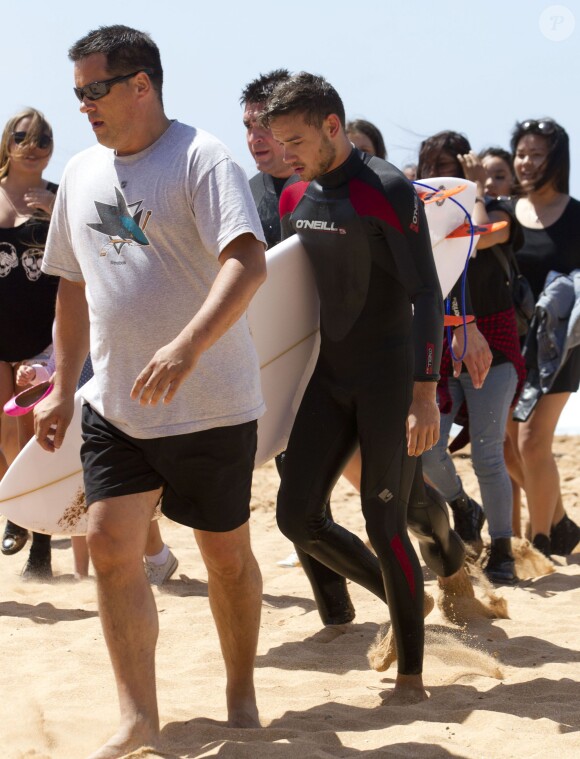 Liam Payne et Louis Tomlinson du groupe One Direction apprennent à faire du surf sur une plage de Sydney, le 7 octobre 2013.