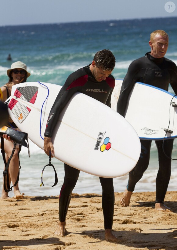 Liam Payne et Louis Tomlinson du groupe One Direction apprennent à faire du surf sur une plage de Sydney, le 7 octobre 2013.