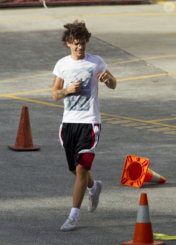 Louis Tomlinson s'amuse avant le concert des One Direction à Sydney, le 26 octobre 2013.