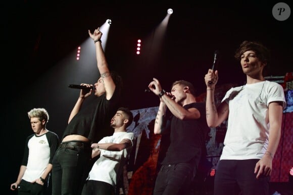 Zayn Malik, Louis Tomlinson, Harry Styles, Niall Horan, Liam Payne des One Direction sur scène à Adelaide, Australie, le 23 septembre 2013.