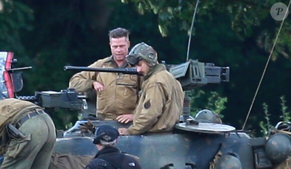 Brad Pitt et Shia LaBeouf sur le tournage du film Fury dans la campagne anglaise près de Londres, le 4 octobre 2013.
