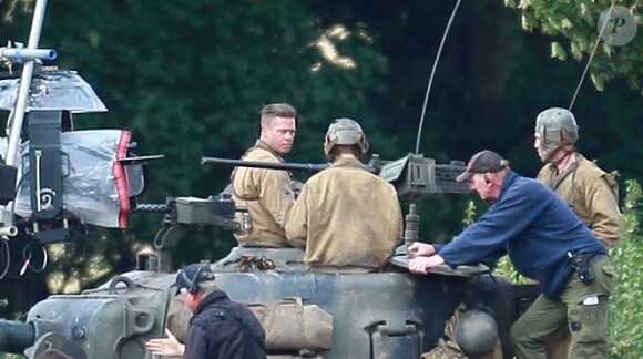 Brad Pitt et Shia LaBeouf sur le tournage du film Fury dans la campagne anglaise près de Londres, le 4 octobre 2013.