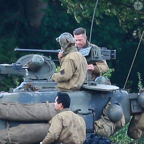 Brad Pitt et Shia LaBeouf sur le tournage du film Fury dans la campagne anglaise près de Londres, le 4 octobre 2013.