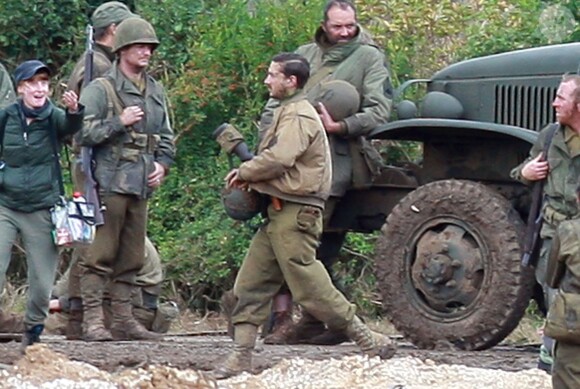 Brad Pitt et Shia LaBeouf sur le tournage du film Fury dans la campagne anglaise près de Londres, le 4 octobre 2013.