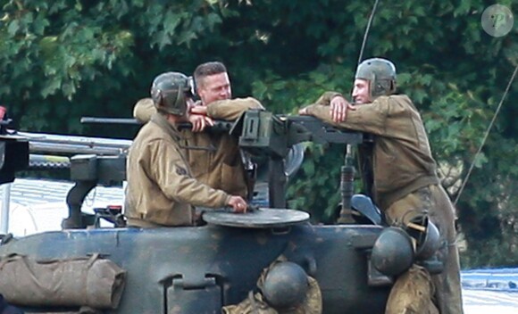 Brad Pitt et Shia LaBeouf sur le tournage du film Fury dans la campagne anglaise près de Londres, le 4 octobre 2013.