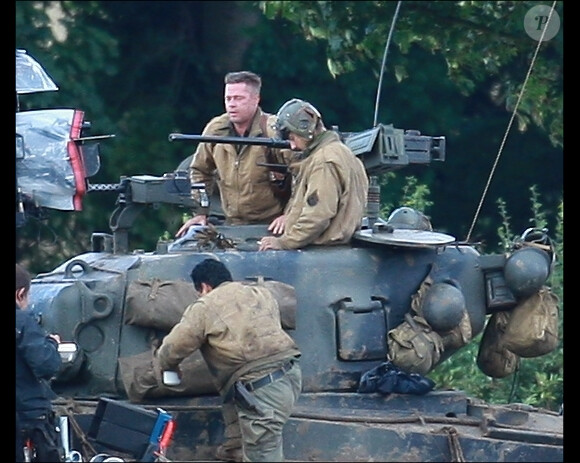 Brad Pitt et Shia LaBeouf sur le tournage du film Fury dans la campagne anglaise près de Londres, le 4 octobre 2013.