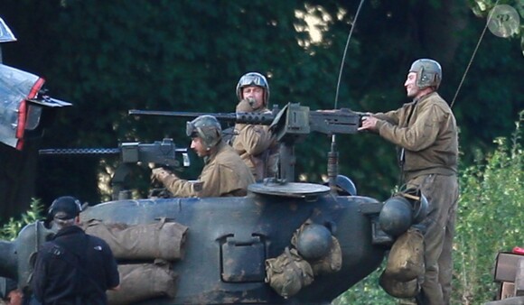Brad Pitt et Shia LaBeouf sur le tournage du film Fury dans la campagne anglaise près de Londres, le 4 octobre 2013.