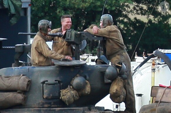 Brad Pitt et Shia LaBeouf sur le tournage du film Fury dans la campagne anglaise près de Londres, le 4 octobre 2013.