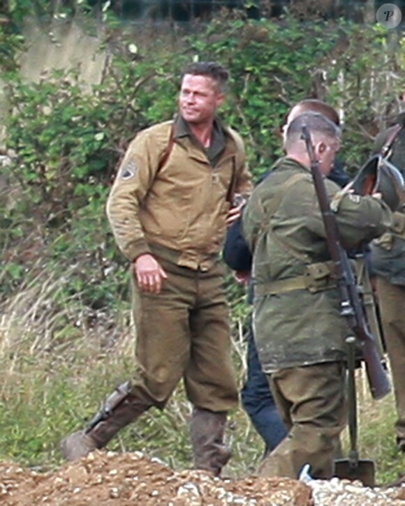 Brad Pitt et Shia LaBeouf sur le tournage du film Fury dans la campagne anglaise près de Londres, le 4 octobre 2013.