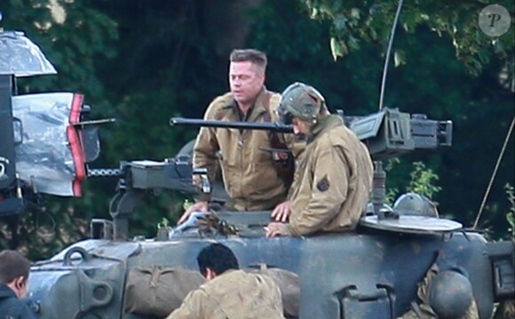 Brad Pitt et Shia LaBeouf sur le tournage du film Fury dans la campagne anglaise près de Londres, le 4 octobre 2013.