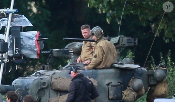 Brad Pitt et Shia LaBeouf sur le tournage du film Fury dans la campagne anglaise près de Londres, le 4 octobre 2013.