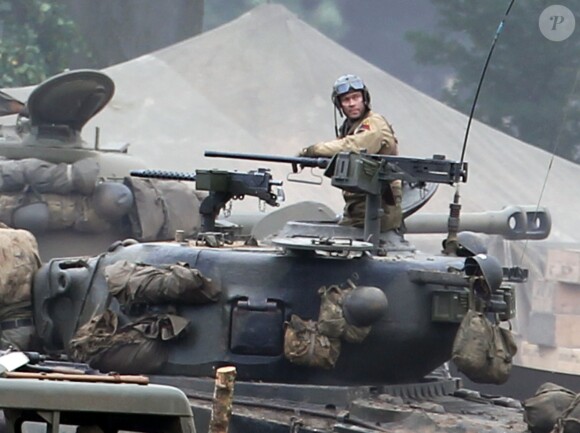 Brad Pitt et Shia Labeouf sur le tournage du film "Fury" en Angleterre le 30 septembre 2013.