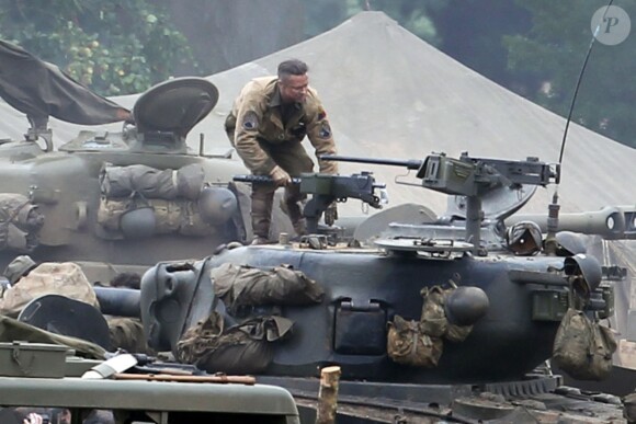 Brad Pitt et Shia Labeouf sur le tournage du film "Fury" en Angleterre le 30 septembre 2013.