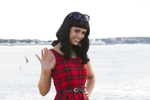 Un sosie de Kary Perry pour le programme "Your Face Sounds Familiar" (Un air de star sur M6) au MIPCOM au Palais des Festivals à Cannes le 7 octobre 2013.