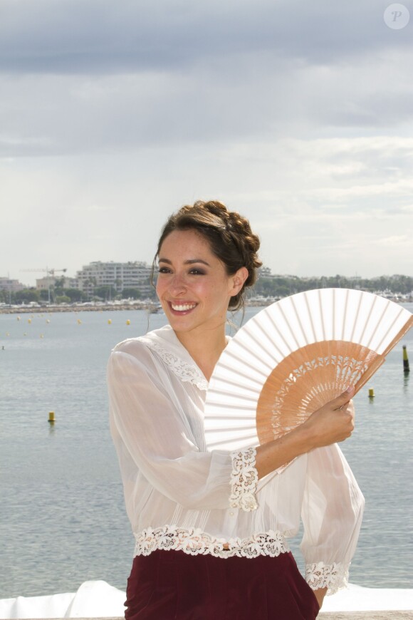 Oona Chaplin présente "The Ark" au MIPCOM au Palais des Festivals à Cannes le 7 octobre 2013.