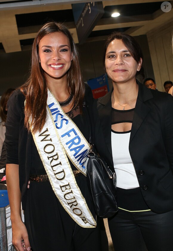 Marine Lorphelin retrouve avec bonheur sa mère Sandrine lorsqu'elle arrive à l'aéroport de Roissy Charles de Gaulle le 30 septembre, de retour de Bali où elle est arrivée première dauphine lors de l'élection Miss Monde 2013.