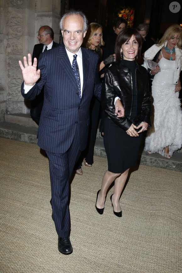 Frédéric Mitterrand et Dina Kawar assistent à la présentation de la collection automne-hiver de Ralph Lauren, lors d'un dîner mécénat avec les Beaux-Arts de Paris dans la cour Chimay de l'école des Beaux-Arts. Paris, le 8 octobre 2013.