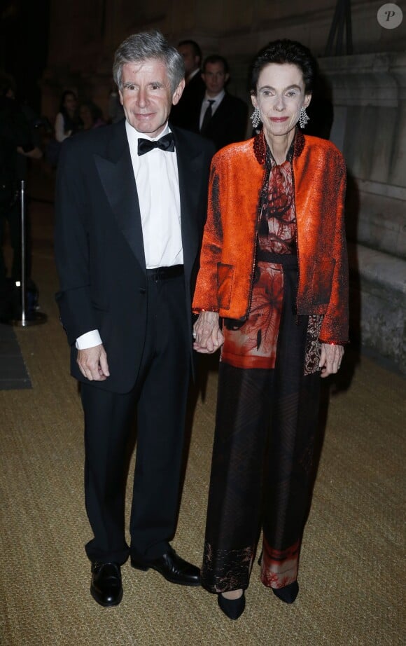 Alain Minc et sa femme assistent à la présentation de la collection automne-hiver de Ralph Lauren, lors d'un dîner mécénat avec les Beaux-Arts de Paris dans la cour Chimay de l'école des Beaux-Arts. Paris, le 8 octobre 2013.