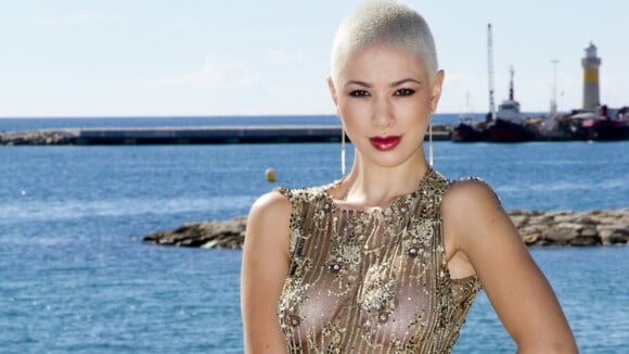 Dièse (The Voice 2) : Seins nus sous une robe transparente, elle enflamme Cannes