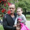 Tom Hanks se balade avec sa petite fille Olivia Jane à Hyde Park, Londres, le 8 octobre 2013.