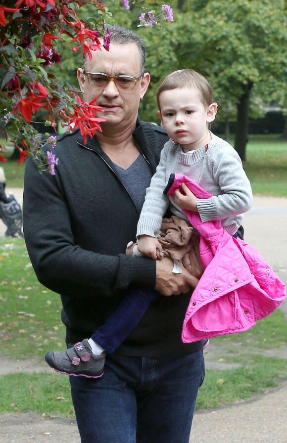 Tom Hanks se balade avec sa petite fille Olivia Jane à Hyde Park, Londres, le 8 octobre 2013.